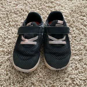 Nike toddler girl shoe